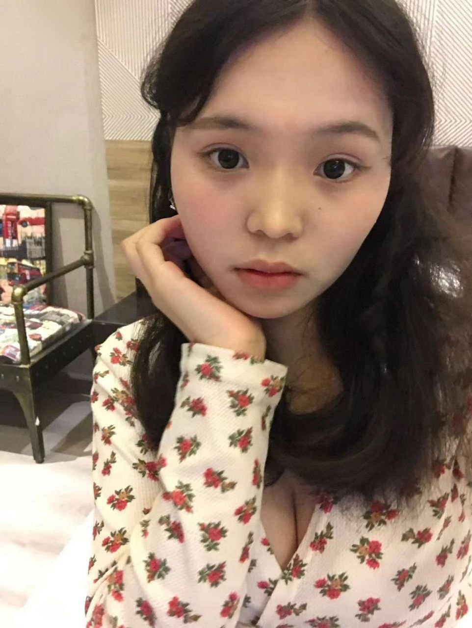 A young relative with beautiful breasts leaked various large-scale selfies,