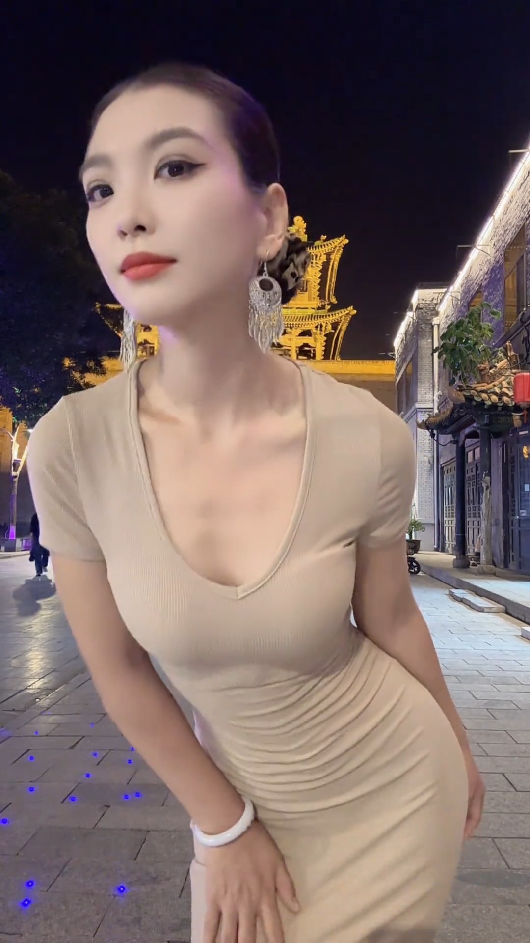 TikTok influencer Pretending to be tall in the video on weekdays is actually