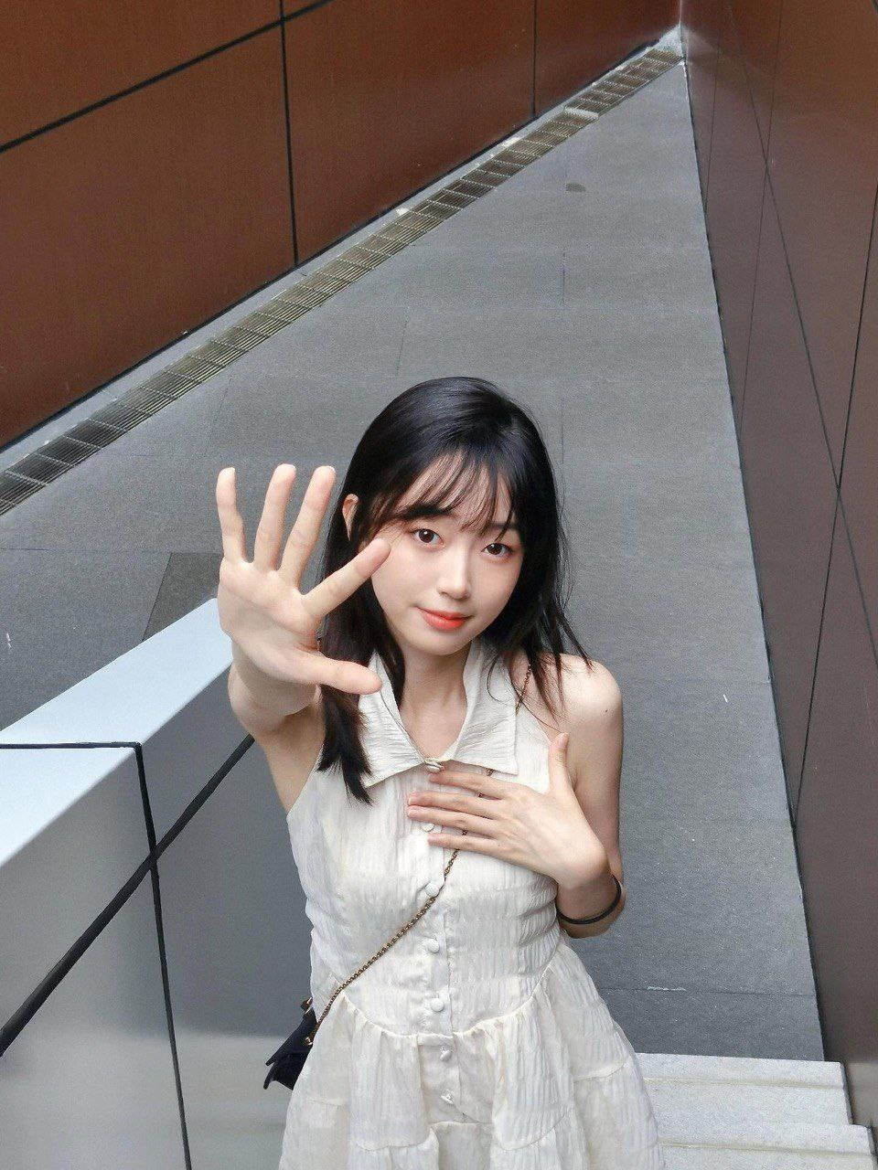The high-value girlfriend first wore a maid costume to deepthroat oral sex,